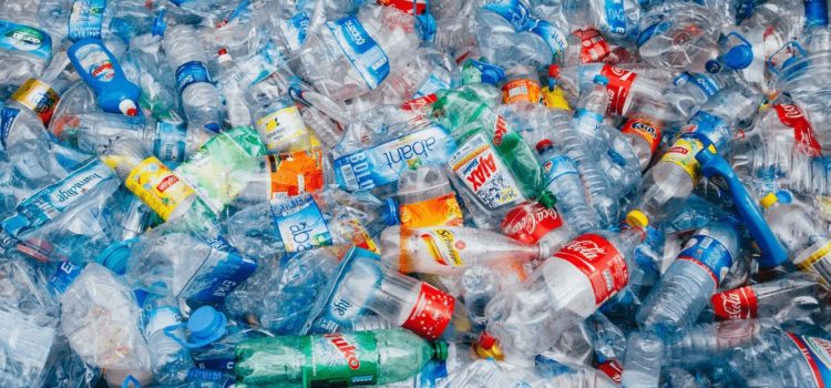 Smaltimento e riciclo della plastica con i raggi UV